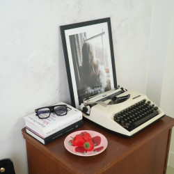 Beauty Home Πιάτο με σχέδια Φράουλες – Ροζ/ Κόκκινο 17,5×17,5x2cm Beauty Home Πιάτο με σχέδια Φράουλες – Ροζ/ Κόκκινο 17,5×17,5x2cm