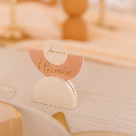 Beauty Home 3 ξύλινες βάσεις σε διαφορετικά χρώματα με καμπύλη για καρτελάκια 4x6x1,5cm